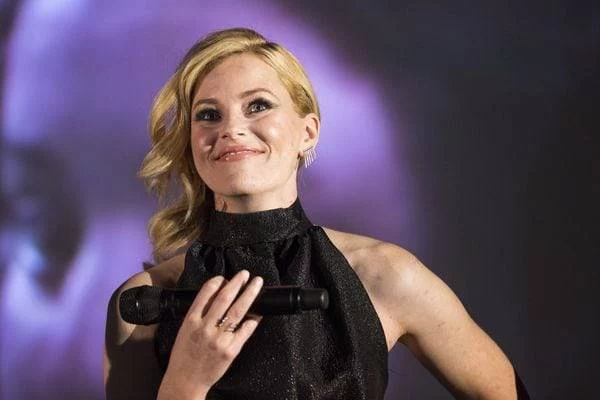 Elizabeth Banks2 Miss Bobby_Rencontre Elizabeth Banks